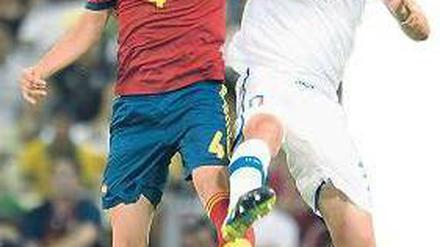 Rammbock. Martinez (l.) hier gegen Italiens Abwehrspieler Chielini. Foto: AFP