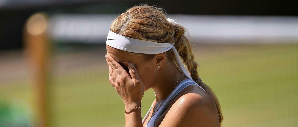 An den eigenen Nerven gescheitert? Im Finale vom Wimbledon verliert Sabine Lisicki klar gegen die Französin Marion Bartoli.