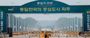Seit Monaten steht der Betrieb im innerkoreanischen Industriepark von Kaesong still. Beide koreanischen Staaten wollen ihn wiedereröffnen. Doch gegenseitiges Misstrauen behindert eine einfache Lösung.