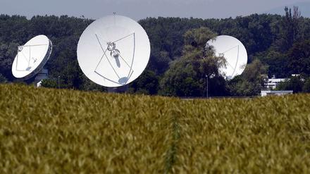 Der Bundesnachrichtendienst (BND) will nicht mit einem großen Netz Telekommunikationsverkehr abgreifen, sondern nur ganz gezielt. Hier zu sehen: Satellitenschüsseln des Ionosphäreninstituts des BND bei Rheinhausen in Baden-Württemberg.