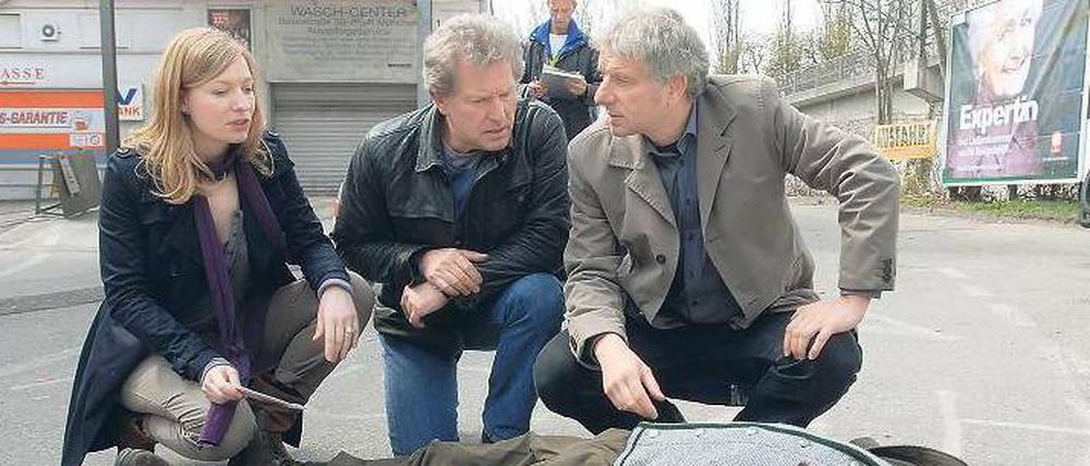 Diesen Mord haben die Kommissare Batic (Miroslav Nemec, Mitte) und Leitmayr (Udo Wachtveitl) bereits vor zwei Jahren gelöst. Bis zum 18. August laufen im Ersten „Tatort“-Wiederholungen. Am Sonntag um 20 Uhr 15 ist die Folge „Jagdzeit“ dran. Foto: BR