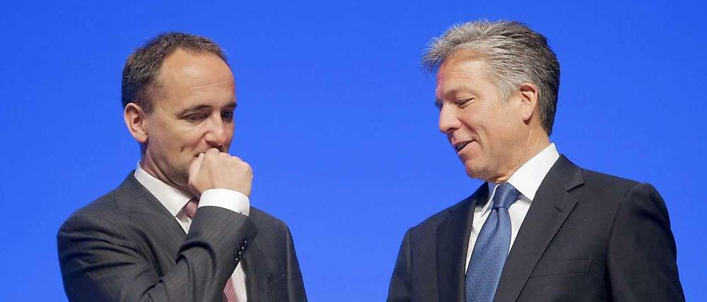 Auf der Hauptversammlung des Unternehmen sieht Jim Hagemann Snabe nachdenklich aus, während Bill McDermott lächelt.