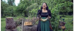 Sissy Thammer, Intendantin und Geschäftsführerin des Festivals junger Künstler Bayreuth, mit ihrem liebsten Wagner-Accessoire.