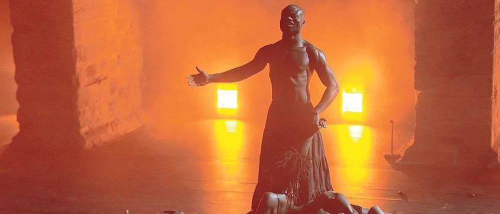 Jenseitsfeuer. „Au-delà“, ein Tanzstück des Kongolesen Delavallet Bidiefono.