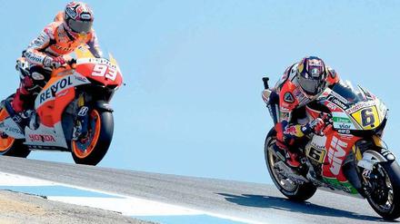 Nur einer war schneller. Bradl (links) wurde Zweiter hinter Marc Marquez. Foto: dpa