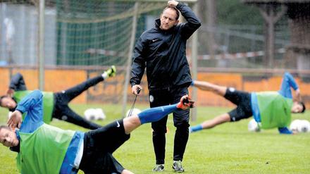 Viel Arbeit für den Kumpeltyp. Trainer Torsten Lieberknecht führte die Eintracht ganz nach oben, dort wird es nun schwer für ihn. 