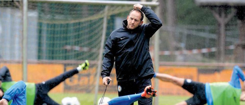 Viel Arbeit für den Kumpeltyp. Trainer Torsten Lieberknecht führte die Eintracht ganz nach oben, dort wird es nun schwer für ihn. 