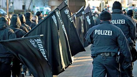 Die rechtsextreme Vereinigung hat zum Ziel, die Bundesrepublik Deutschland zu beseitigen. Der Verdacht besteht, dass vor diesem Hintergrund Anschläge geplant haben.