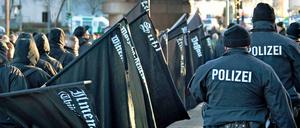 Die rechtsextreme Vereinigung hat zum Ziel, die Bundesrepublik Deutschland zu beseitigen. Der Verdacht besteht, dass vor diesem Hintergrund Anschläge geplant haben.