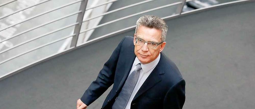 De Maizière macht Pause vom Untersuchungsausschuss. Er stritt weiterhin jede Schuld ab.