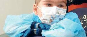 Der fünfjährige Pascal braucht noch Mundschutz und Handschuhe.