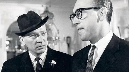 Archibald Arrow (Günther Neutze, l.) und „Major“ Donegan (Horst Tappert) in „Die Gentlemen bitten zur Kasse“. 