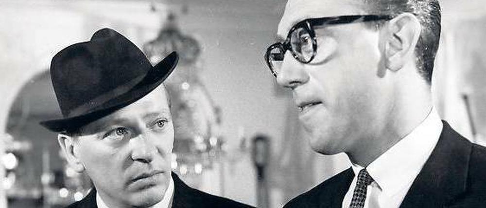 Archibald Arrow (Günther Neutze, l.) und „Major“ Donegan (Horst Tappert) in „Die Gentlemen bitten zur Kasse“.