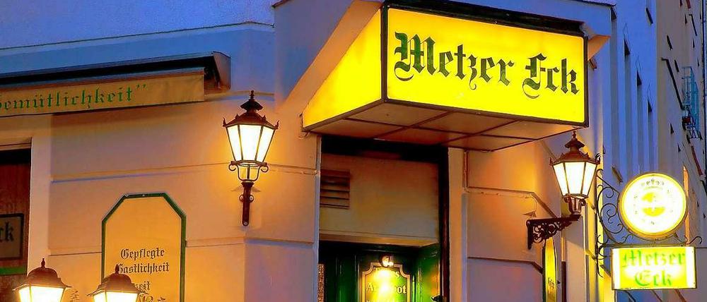 Kiezwohnzimmer. Im Metzer Eck in Prenzlauer Berg werden die Gäste noch mit Küsschen begrüßt.
