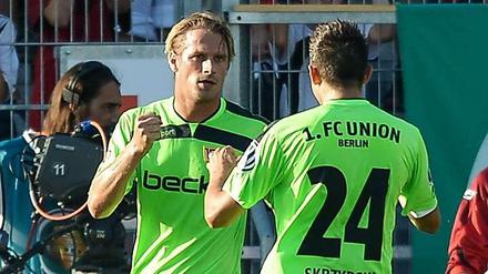 Unions neuer Allzweckmann Sören Brandy (l.) jubelt gemeinsam mit Steven Skrzybski nach seinem Treffer zum 1:1-Ausgleich im Pokal gegen Regensburg.