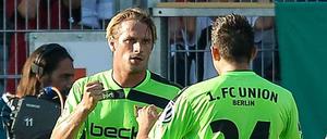 Unions neuer Allzweckmann Sören Brandy (l.) jubelt gemeinsam mit Steven Skrzybski nach seinem Treffer zum 1:1-Ausgleich im Pokal gegen Regensburg.