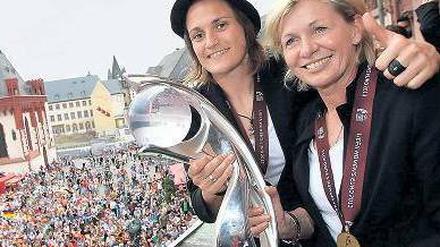 Ein Fall für zwei. Torwärtin Nadine Angerer (l.) und Bundestrainerin Silvia Neid feiern auf dem Frankfurter Römer den Gewinn des EM-Titels – die WM 2015 bereits im Blick. Foto: dpa