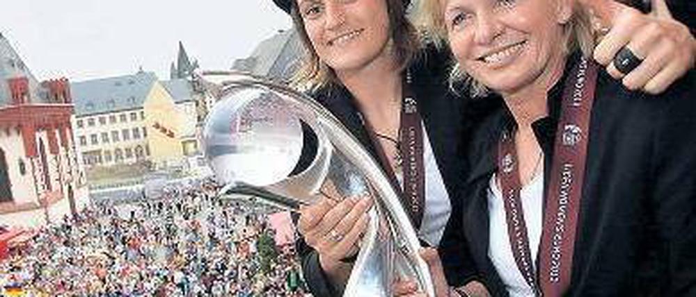 Ein Fall für zwei. Torwärtin Nadine Angerer (l.) und Bundestrainerin Silvia Neid feiern auf dem Frankfurter Römer den Gewinn des EM-Titels – die WM 2015 bereits im Blick. Foto: dpa