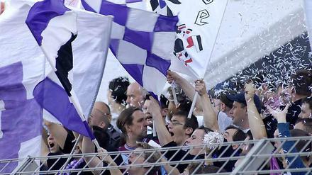 Die bekannten Vereinsfarben der "Veilchen" von Tennis Borussia Berlin: Lila-Weiß.