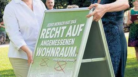 Grün auf Grün. Spitzenkandidatin Renate Künast und die Berliner Parteichefin Bettina Jarasch stellten am Sonnabend auf dem Bayerischen Platz eines ihrer Plakate vor. 
