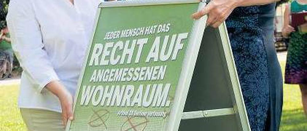 Grün auf Grün. Spitzenkandidatin Renate Künast und die Berliner Parteichefin Bettina Jarasch stellten am Sonnabend auf dem Bayerischen Platz eines ihrer Plakate vor.