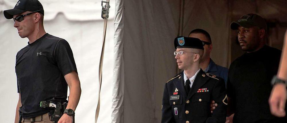 Bradley Manning in Handschellen, nachdem der Richterspruch verlesen wurde.