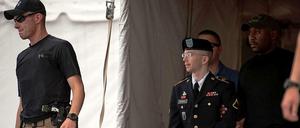 Bradley Manning in Handschellen, nachdem der Richterspruch verlesen wurde.