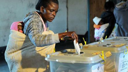 Eine Mutter gibt in Domboshava nördlich von Harare ihre Stimme ab.