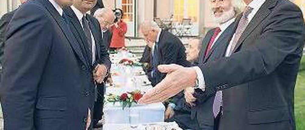 Gast und Gastgeber: Westerwelle (r.) und der arabische Kollege beim Iftar. Bild: dpa
