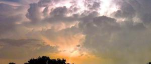Wie von Constable gemalt. Gewitterwolken am Dienstag in Geseke in Nordrhein-Westfalen. Foto:Thomas Rensinghoff/dpa