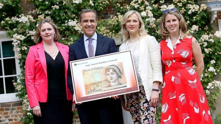 Caroline Criado-Perez (rechts) mit Notenbankchef Mark Carney sowie Unterstützerinnen mit der neuen Banknote. 