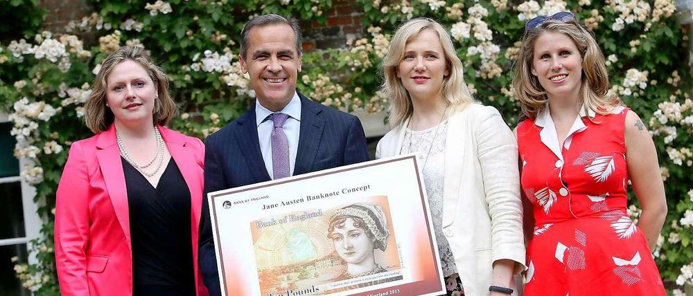 Caroline Criado-Perez (rechts) mit Notenbankchef Mark Carney sowie Unterstützerinnen mit der neuen Banknote. 