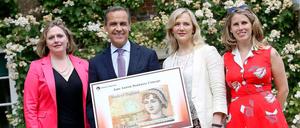 Caroline Criado-Perez (rechts) mit Notenbankchef Mark Carney sowie Unterstützerinnen mit der neuen Banknote. 