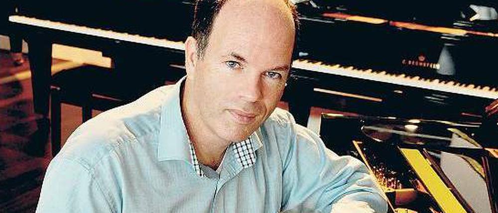 Aus Freude an der Musik. Stefan Freymuth kommt regelmäßig im C. Bechstein Centrum im Berliner Stilwerk vorbei. Er will alles über die Branche lernen, bevor er den Vorstandsvorsitz übernimmt. Insgesamt gibt es in Deutschland 13 C. Bechstein Centren. Hier kann man ein neues Klavier ab 4000 Euro und einen Flügel ab 11600 Euro erhalten. Für ein Klavier der Marke Bechstein muss man aber mindestens 9950 Euro ausgeben. 