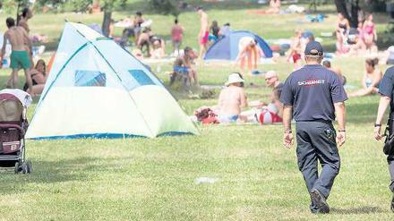 Bitte recht freundlich. Am Sonnabend zeigten mehr Sicherheitskräfte als sonst Präsenz im Sommerbad Pankow. Anlass war die Randale vom Freitag, als drei Dutzend Halbstarke den Sprungturm und die Wasserrutsche unter Beschlag hielten und den Badebetriebsleiter bedrängten. Auch der Sonntag ist nun zum „Familientag“ erklärt. Doch viele Singles und Kinder am Eingang zeigten sich erst enttäuscht – und dann äußerst erfinderisch. 