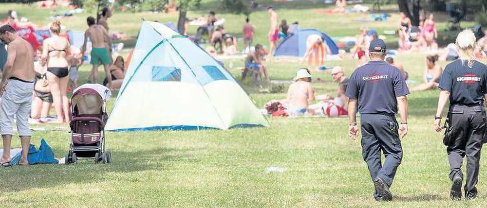 Bitte recht freundlich. Am Sonnabend zeigten mehr Sicherheitskräfte als sonst Präsenz im Sommerbad Pankow. Anlass war die Randale vom Freitag, als drei Dutzend Halbstarke den Sprungturm und die Wasserrutsche unter Beschlag hielten und den Badebetriebsleiter bedrängten. Auch der Sonntag ist nun zum „Familientag“ erklärt. Doch viele Singles und Kinder am Eingang zeigten sich erst enttäuscht – und dann äußerst erfinderisch. 