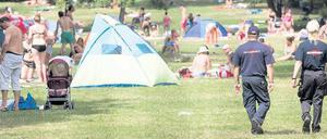 Bitte recht freundlich. Am Sonnabend zeigten mehr Sicherheitskräfte als sonst Präsenz im Sommerbad Pankow. Anlass war die Randale vom Freitag, als drei Dutzend Halbstarke den Sprungturm und die Wasserrutsche unter Beschlag hielten und den Badebetriebsleiter bedrängten. Auch der Sonntag ist nun zum „Familientag“ erklärt. Doch viele Singles und Kinder am Eingang zeigten sich erst enttäuscht – und dann äußerst erfinderisch.