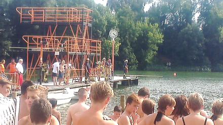 Rettungskräfte suchen nach nach dem Mädchen, die Badegäste schauen bangend zu.