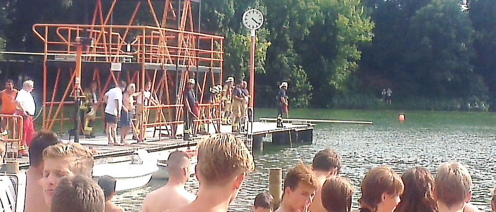 Rettungskräfte suchen nach nach dem Mädchen, die Badegäste schauen bangend zu.