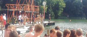 Rettungskräfte suchen nach nach dem Mädchen, die Badegäste schauen bangend zu.