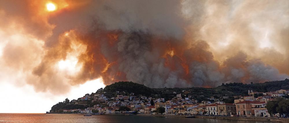 Bei Hitzewellen im Mittelmeerraum spielt der Klimawandel laut Attributionsforschung eine eindeutige Rolle. Hier ein Waldbrand auf der griechischen Halbinsel Euböa während der Hitzewelle im Sommer 2021.