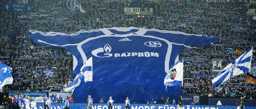 Schalkes Sponsoring-Vertrag mit Gazprom stößt auf Kritik.