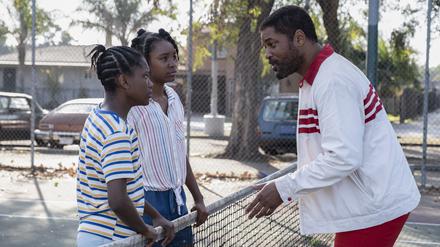 Richard Williams (Will Smith) hat die Karrieren seiner Töchter Venus (Saniyya Sidney) und Serena (Demi Singleton) penibel geplant.