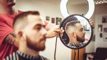 Wohlfühlen vor dem Spiegel. Das Verhältnis zum Friseur ist ziemlich intim.
