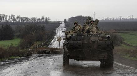 Ukrainische Soldaten fahren mit einem Schützenpanzer in Richtung Frontlinie. 