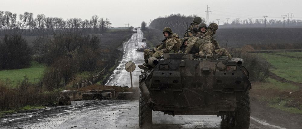 Ukrainische Soldaten fahren mit einem Schützenpanzer in Richtung Frontlinie. 