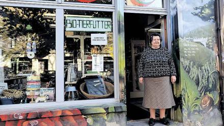 Rebellin. Renate Stahn stellt ihre Uhren nach dem eigenen Geschmack. Als sie merkt, dass die Sommerzeit ihr zu schaffen macht, der Kreislauf nicht mehr mitmacht, fasst sie einen Entschluss: In ihrer Zoohandlung soll immer die Winterzeit gelten. 