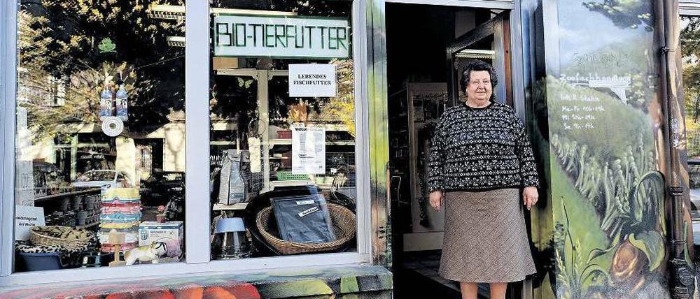 Rebellin. Renate Stahn stellt ihre Uhren nach dem eigenen Geschmack. Als sie merkt, dass die Sommerzeit ihr zu schaffen macht, der Kreislauf nicht mehr mitmacht, fasst sie einen Entschluss: In ihrer Zoohandlung soll immer die Winterzeit gelten. 