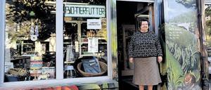 Rebellin. Renate Stahn stellt ihre Uhren nach dem eigenen Geschmack. Als sie merkt, dass die Sommerzeit ihr zu schaffen macht, der Kreislauf nicht mehr mitmacht, fasst sie einen Entschluss: In ihrer Zoohandlung soll immer die Winterzeit gelten. 