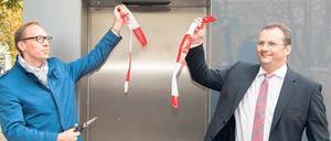 Tatatata!. Carsten Spallek und Frank Gessner weihen das Klo am Fernsehturm ein.